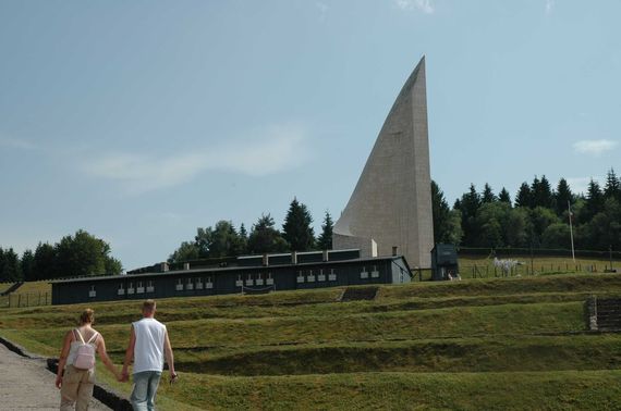 Udsigt fra krematoriet til monumentet